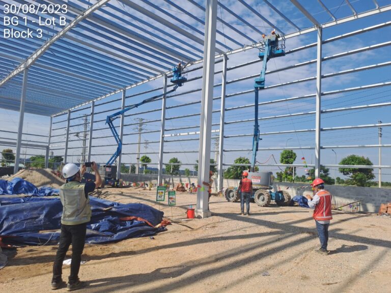 Công đoạn lắp dựng khung thép chính