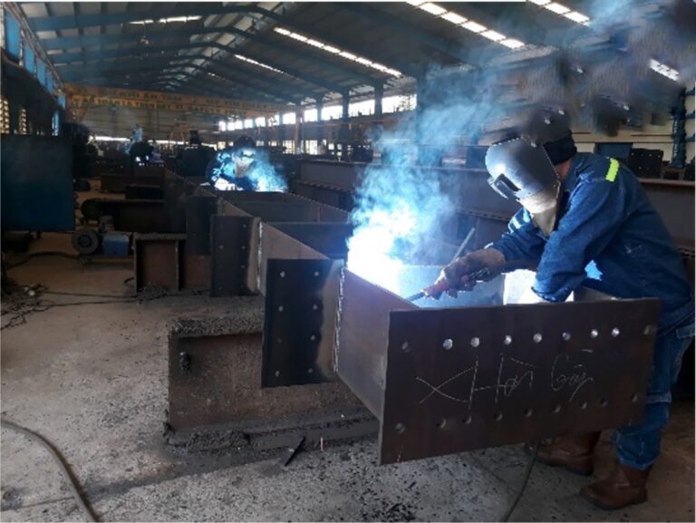 Công đoạn hàn các chi tiết, phụ kiện kết cấu thép